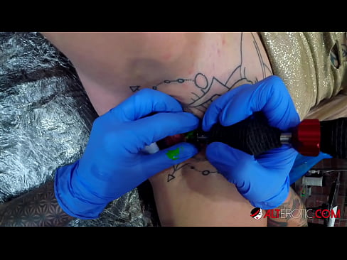 ❤️ Extrem tattooed Hottie Sully Savage krut en Tattoo op hirem Klitoris ❤️❌ Pornovideo op lb.gaypornforyou.ru ❌️